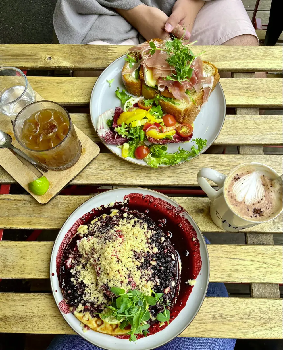 Brunch na předzahrádce